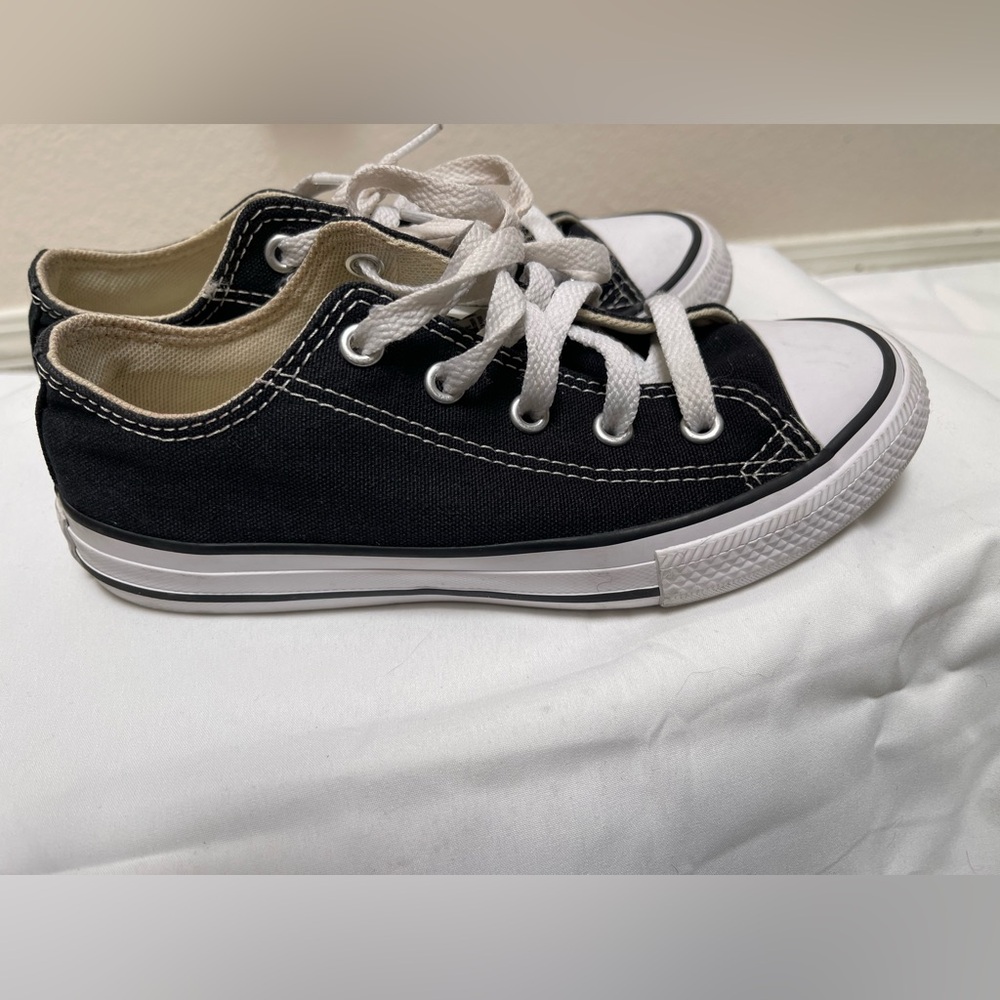 Converse Chuck Taylor All Stars Low Top Girl’s Canvas Lace Up Shoes Size 13.5